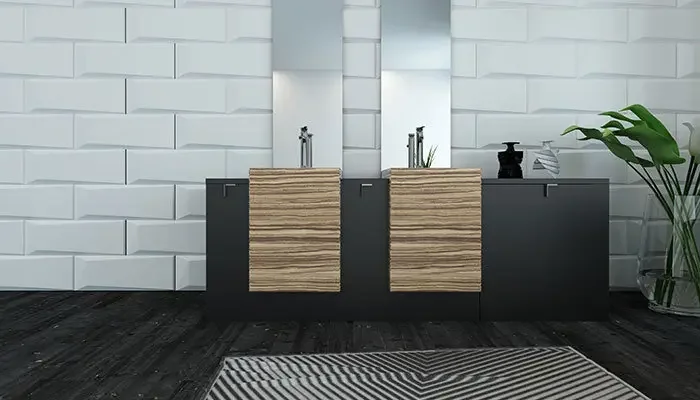 Aufnahme eines Badezimmers mit einem modernen Doppelwaschtisch.