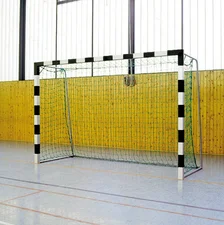 Sport Thieme Hallenhandballtor 3 x 2 m in Bodenhülsen stehend mit anklappbaren Netzbügel